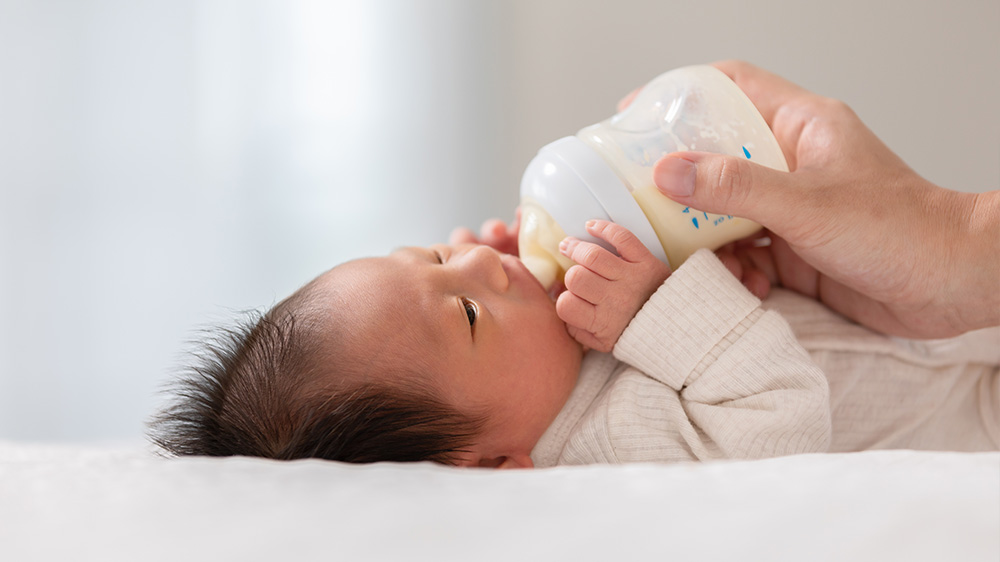 5 Tips Melatih Bayi Anda Menyusu Melalui Botol